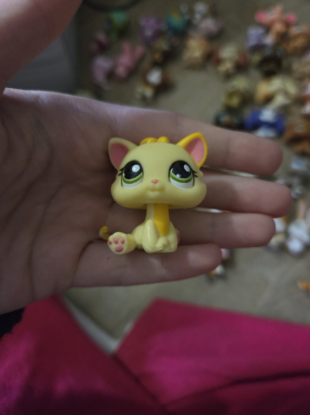 Littlest Pet Shop LPS yellow kitten cat Toy